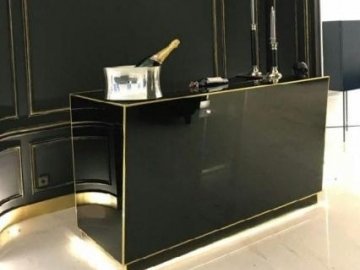 Miroir noir pour un meuble de bar