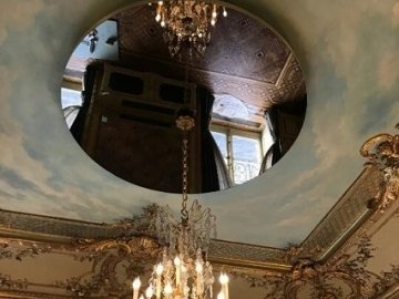 Miroirs clair et bronze dans un hôtel particulier parisien