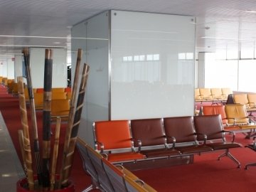 revêtement mural en verre laqué blanc pour un aéroport