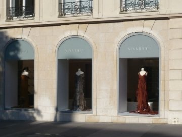 Safety low-iron laminated glass for Nina Ricci