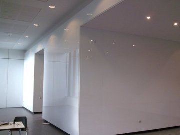 White toughened painted glass in Pôle emploi