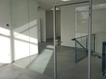 Cloisons et porte en verre clair pour des bureaux