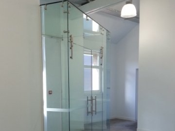 All glass entrance system for the offices building of  Vincennes zoo