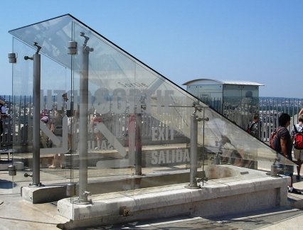 Toughened and laminated glass structure for a transparent shelter
