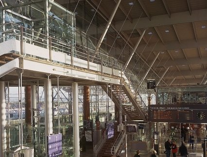 Ascenseur panoramique tout-verre pour une gare TGV