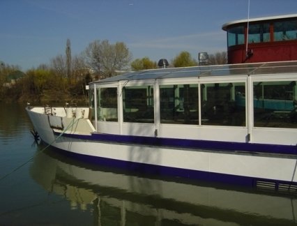 High performance glass for a pleasure boat