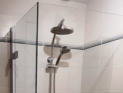 Corrosion resistant shower stall with Seristal Timeless