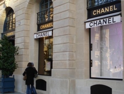 High security for Chanel extra-clear shop window