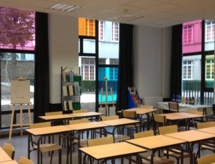 Vetrate isolanti colorate di sicurezza per una scuola media