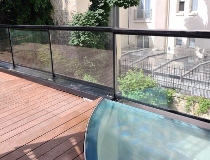 Dalle de verre antidérapant pour une terrasse