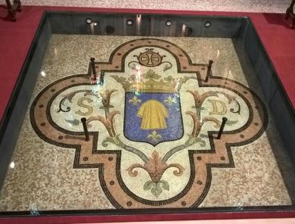Glass flooring to exhibit and protect an ancient mosaïc floor