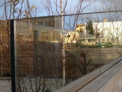 Garde-corps en verre feuilleté clair pour une terrasse