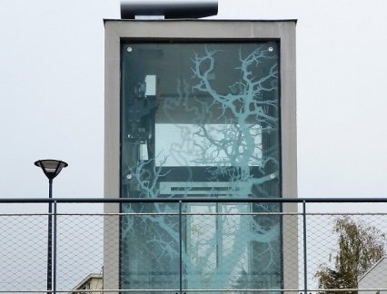 Abri en verre sérigraphié agrafé pour un ascenseur