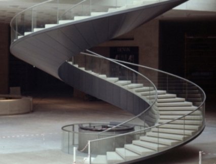 Escalier hélicoïdal monumental du musée du Louvre