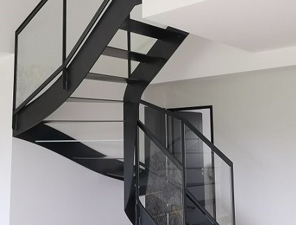 Escalier design en verre clair et métal noir