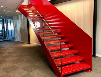 Verre feuilleté clair & métal rouge pour un escalier