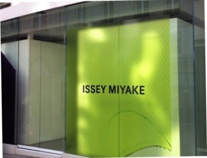 Verre feuilleté extra-blanc pour Issey Miyake