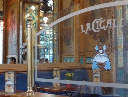 Decorazione realizzata su vetro per la Brasserie La Cigale