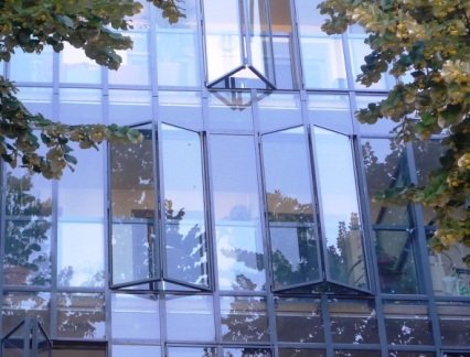 Garde-corps résistant au feu pour une façade tout-verre