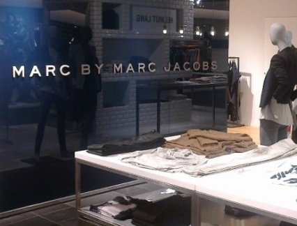 Low-iron painted glass partitions for Marc Jacobs