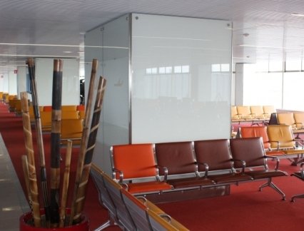 revêtement mural en verre laqué blanc pour un aéroport