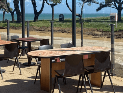 Pare-vent démontable en verre pour la terrasse d'un restaurant