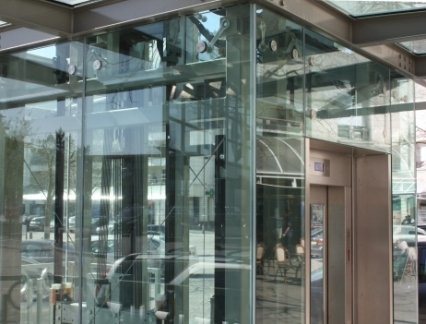 Point-fixed glass panoramic lift for Cergy railway stations