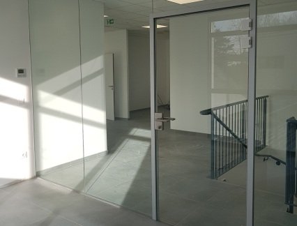 Cloisons et porte en verre clair pour des bureaux