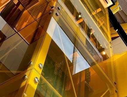 Pylône en verre agrafé pour un ascenseur