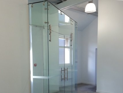 All glass entrance system for the offices building of  Vincennes zoo