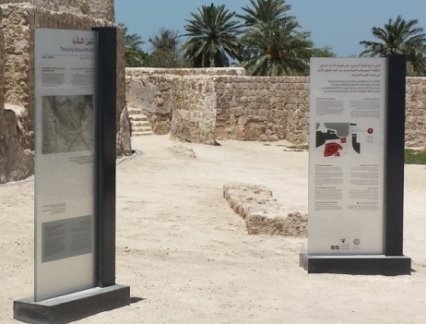 Stèles autoportantes en verre extra-blanc