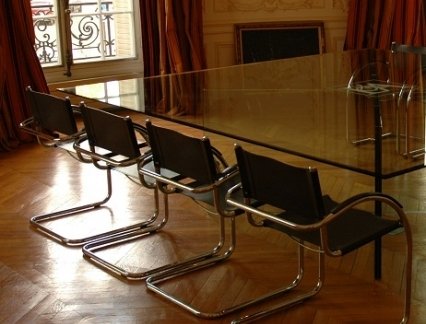 Plateau & piétement en verre pour une table de réunion