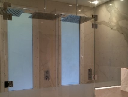 Low-iron translucent glass for a large shower cabin